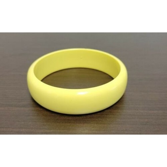 Vintage Pastel Pale Yellow Chunky Wide Plastic Lucite Bangle Bracelet 80's - Picture 1 of 9